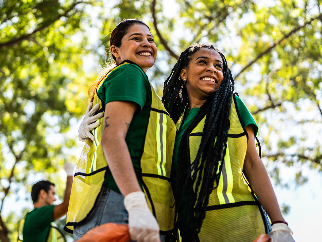 Women volunteering together